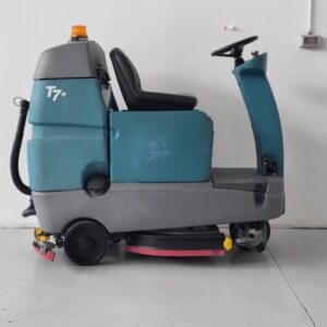 Lavasciuga Pavimenti Tennant T7+ Uomo a Bordo Elettrica a Batteria- Usata - immagine 3